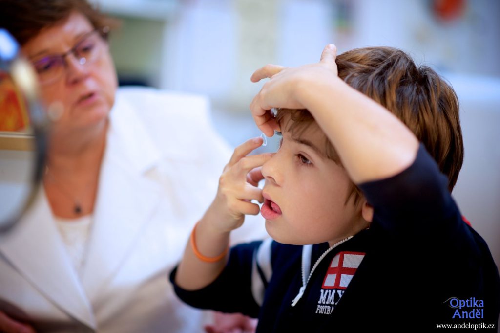 Kontaktní čočky pro děti? Záleží na přístupu k dodržování zásad nošení a péče