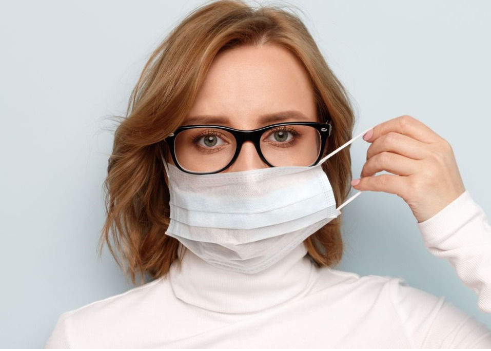 Mlží se vám brýle z roušky? Zkuste tyhle triky!