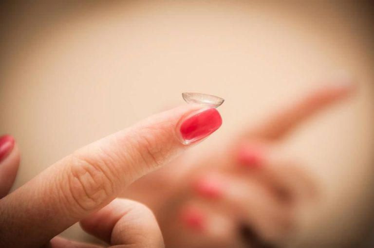 Jak se vyhnout komplikacím při nošení kontaktních čoček