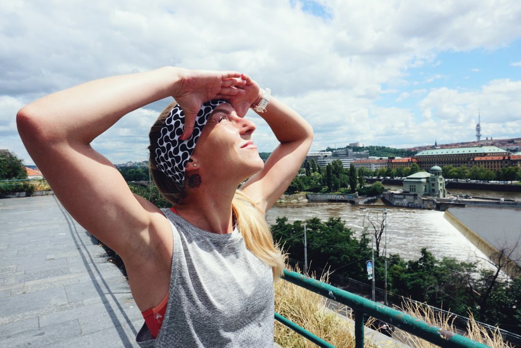 Sport pod sluncem: Zatmavovací kontaktní čočky a další aktuální trendy v UV ochraně