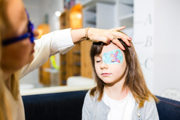 Jak nalepit okluzor – praktický návod pro rodiče