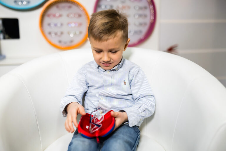 dítě dává své brýle do poudra