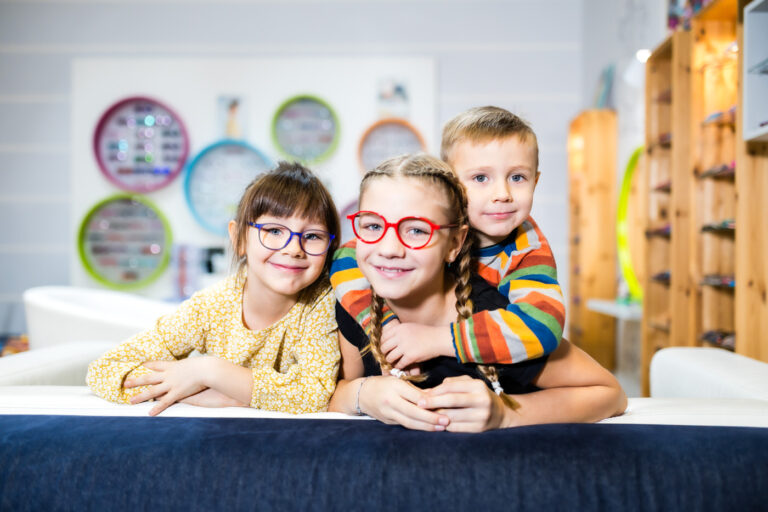 Přibývá dětí s očními vadami, tablety ani chytré telefony za to nemohou